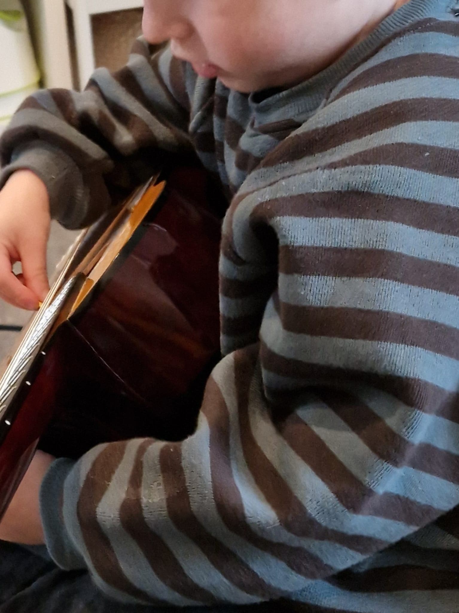 Kind speelt gitaar tijdens de gitaarworkshop